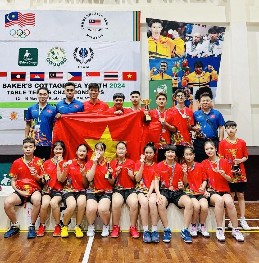 Vietnamese players pose with their medals at the ongoing Southeast Asian Youth Table Tennis Championship in Kuala Lumpur, Malaysia. (Photo: thethaoplus.vn)