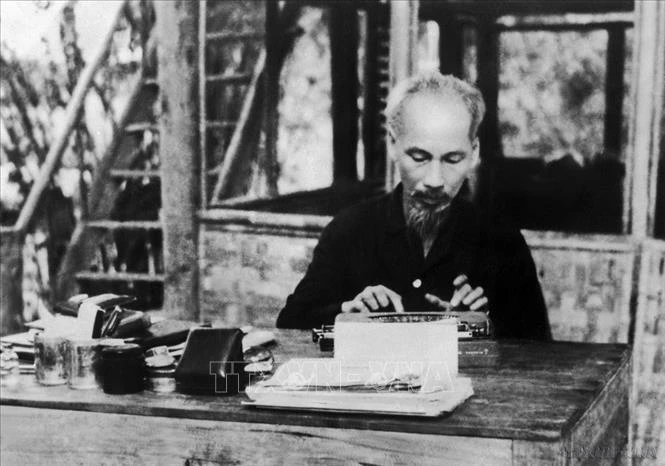 President Ho Chi Minh works at the Viet Bac war zone during the resistance war against over the French colonialists (Photo: VNA)