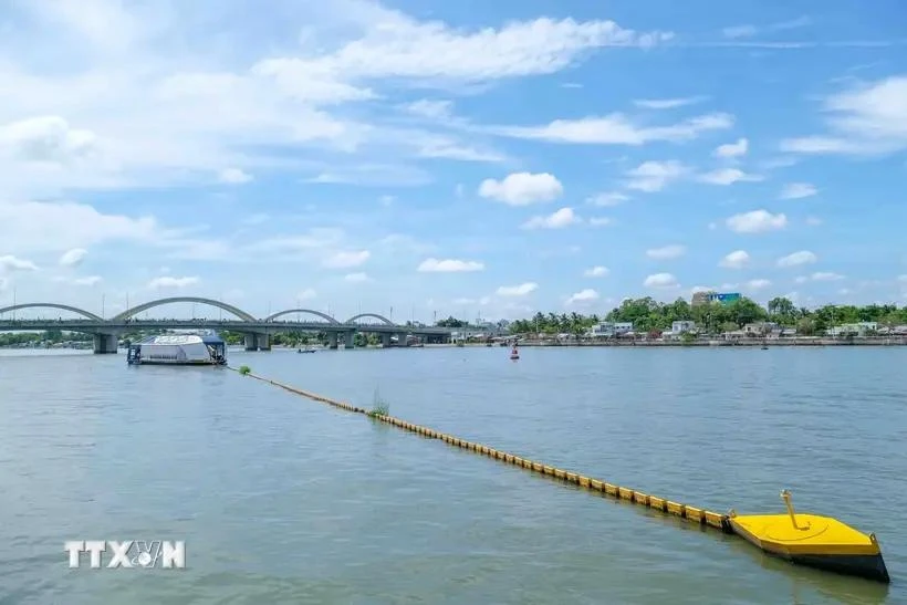 Interceptor 003, an automatic trash collection barge invented by The Ocean Cleanup, operates on Can Tho River. (Photo: VNA)