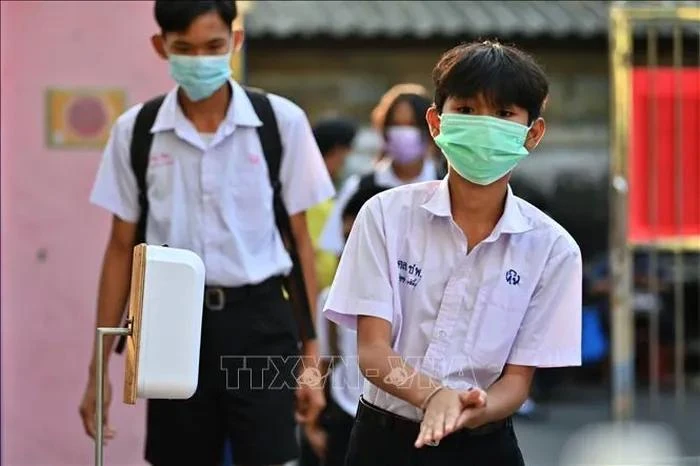 Illustrative image. Students wash your hands before entering class at a school in Bangkok, Thailand. (Photo: VNA)
