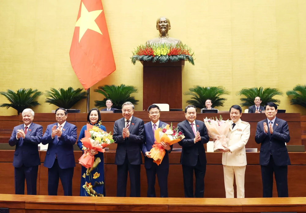 Party and State leaders presented flowers to congratulate Vice Chairwoman of the National Assembly Nguyen Thi Thanh, Deputy Prime Minister Le Thanh Long and Minister of Public Security Luong Tam Quang. (Photo:VNA)