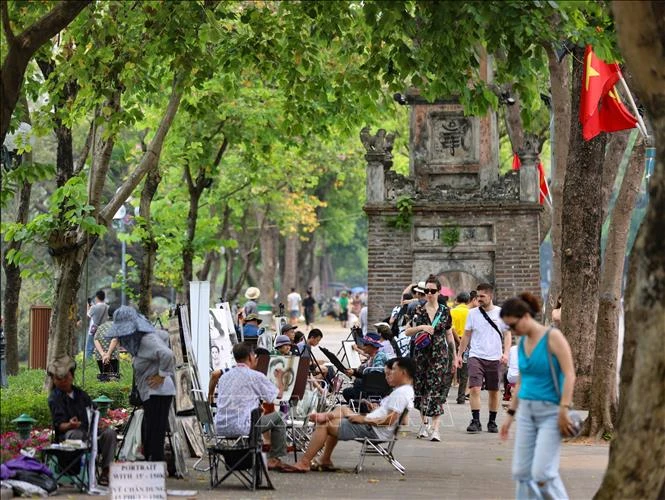 The pedestrian street around Hoan Kiem Lake is a popular destination, drawing both domestic and international visitors. (Photo: VNA)
