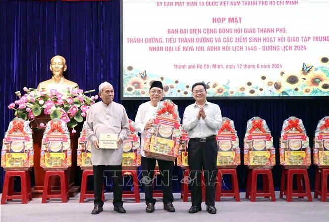 Pham Minh Tuan (first right) , Vice Chairman of the VFF Committee of HCM City, hands over presents to the representative board of the Muslim community in the city. (Photo: VNA)