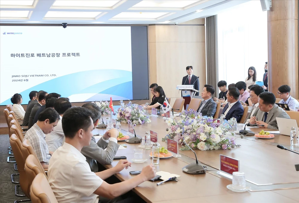 An overview of the working session between a delegation of press agencies in the Republic of Korea and leaders of Thai Binh province (Photo: VNA)