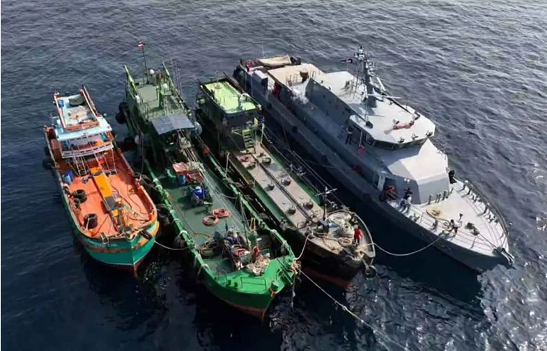 A marine police boat escorts three oil-smuggling ships which had gone missing to the Port of Songkhla early this week. (Photo: Bangkok Post) 