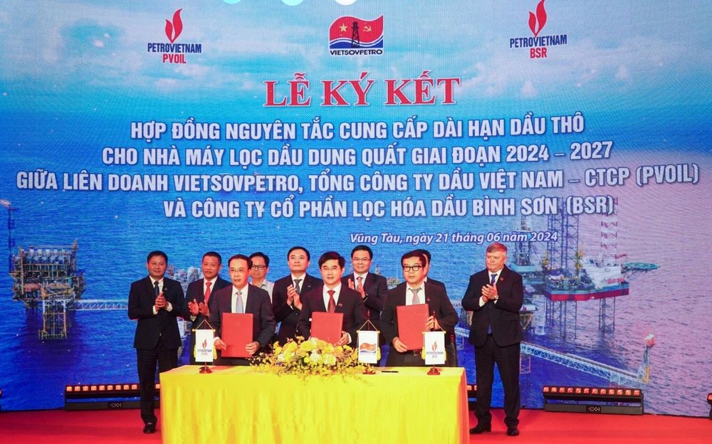 The Vietnam-Russia Joint Venture (Vietsovpetro), the PetroVietnam Oil Corporation (PVOIL) and the Binh Son Refining and Petrochemical Co Ltd (BSR) have signed a principle contract to supply crude oil from Bach Ho field for the Dung Quat oil refinery in the 2024-2027. (Photo: pvoil.com.vn) 
