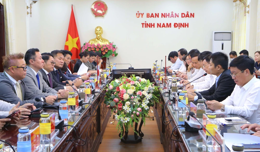 A delegation of Japanese parliamentarians and businesses holds working session with leaders of Nam Dinh province on July 4 (Photo: VNA)
