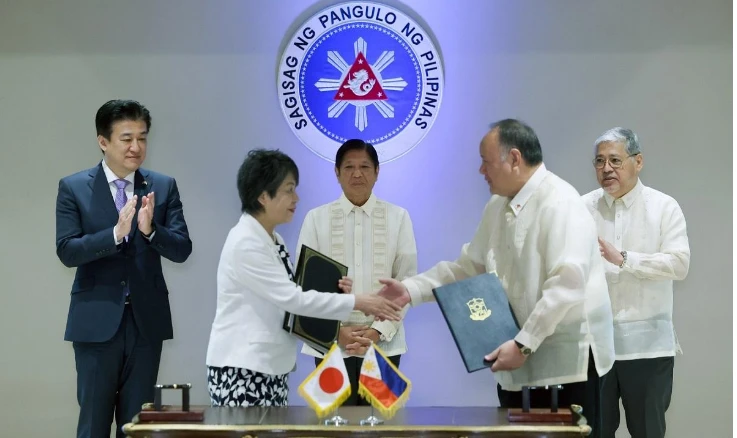 Japanese Foreign Minister Yoko and Philippine Defence Secretary Gilberto Teodoro Jr signed the agreement (Photo: gmanetwork.com) 