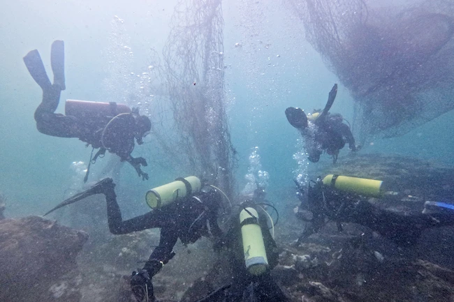 Divers remove fishing nets underwater from Brunei's coastline (Photo: borneobulletin.com.bn)