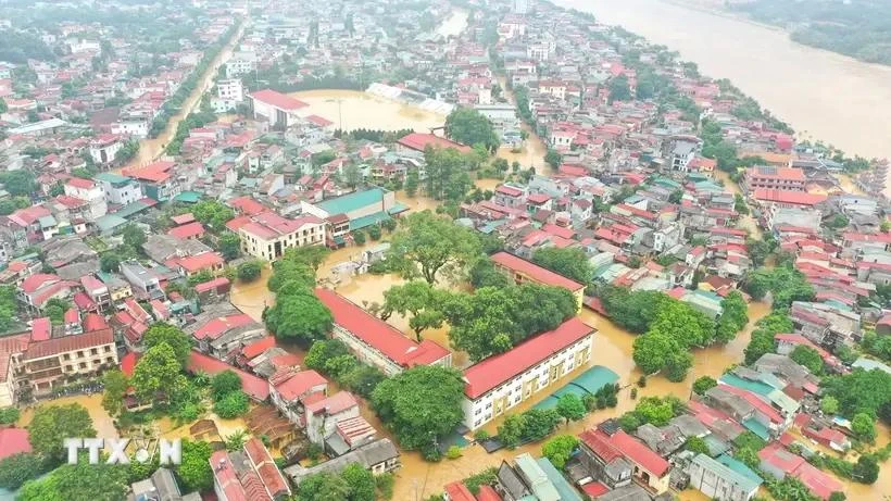 Many areas in Yen Bai province are submerged in water as the Red River's water level rises rapidly. (Photo: VNA)