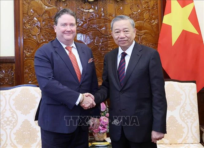 国家主席苏林（右）会见美国驻越南大使马克·埃文斯·纳珀。图自越通社