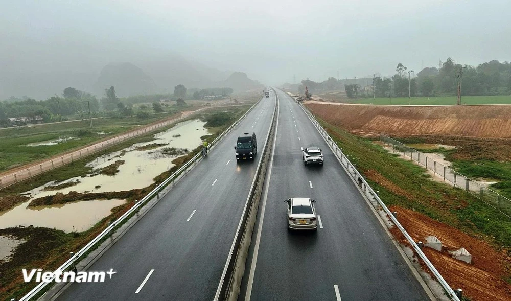 在梅山-45号公路高速公路上同行的车辆。图自Vietnam+