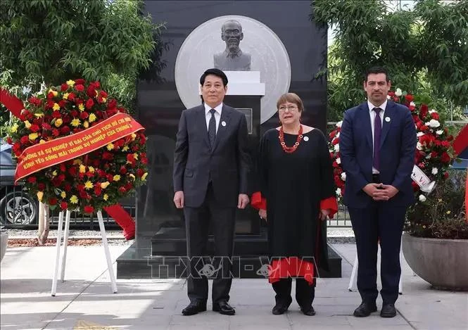 向胡志明主席塑像敬献花圈仪式上的国家主席梁强（左一）与智利前总统米歇尔·巴切莱特·赫里亚和Cerro Navia 区区长塔马约。图自越通社