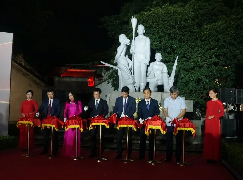 A la ceremonia inaugural del evento asiste Nguyen Manh Hung, ministro de Información y Comunicaciones. (Fuente: Nhan Dan)