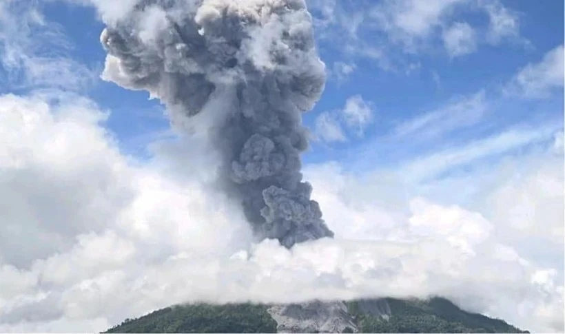 Volcán en el este de Indonesia entra en erupción, elevando el nivel de alerta (Fuente: AFP)