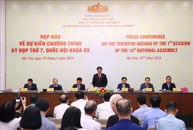 El secretario general y jefe de la Oficina del Parlamento, Bui Van Cuong, interviene en el evento. (Fuente:VNA)