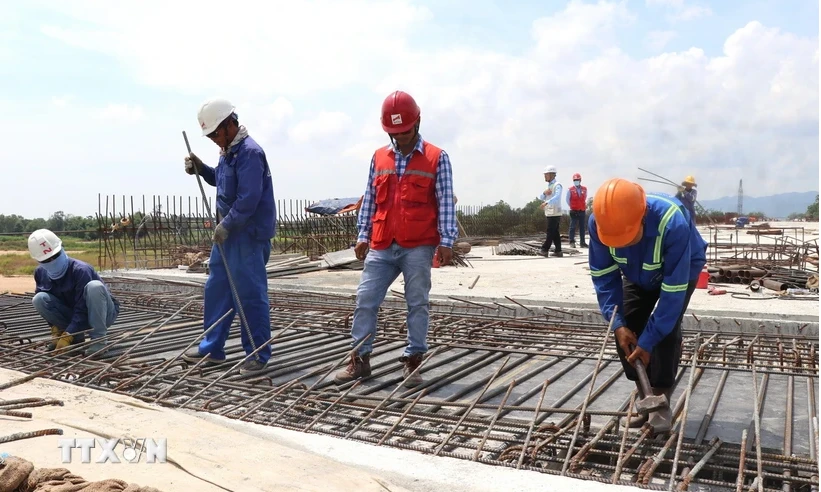 Laborantes en la provincia de Phu Yen (Fuente: VNA)