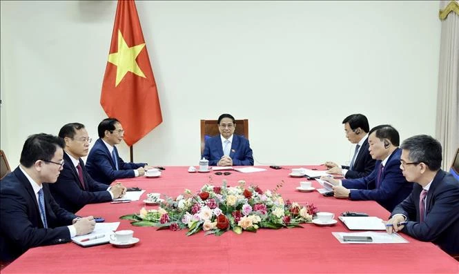 El primer ministro de Vietnam, Pham Minh Chinh, sostiene la llamada telefónica con su par singapurense, Lawrence Wong. (Fuente:VNA)