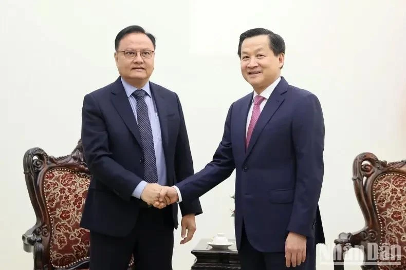 El viceprimer ministro de Vietnam Le Minh Khai y el ministro de Finanzas de Laos, Santiphab Phomevihane (Fuente:VNA)