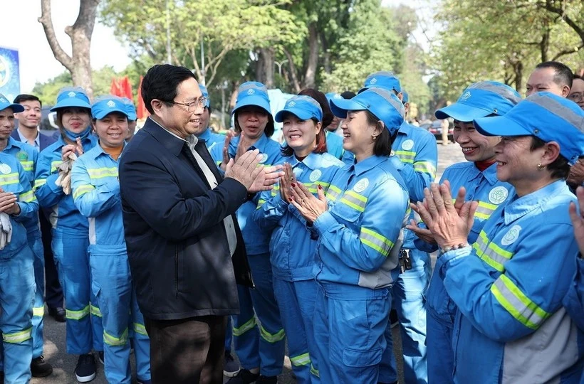 El Primer Ministro Pham Minh Chinh visita los trabajadores de saneamiento ambiental urbano en Hanoi en ocasión del Tet (Fuente:VNA)