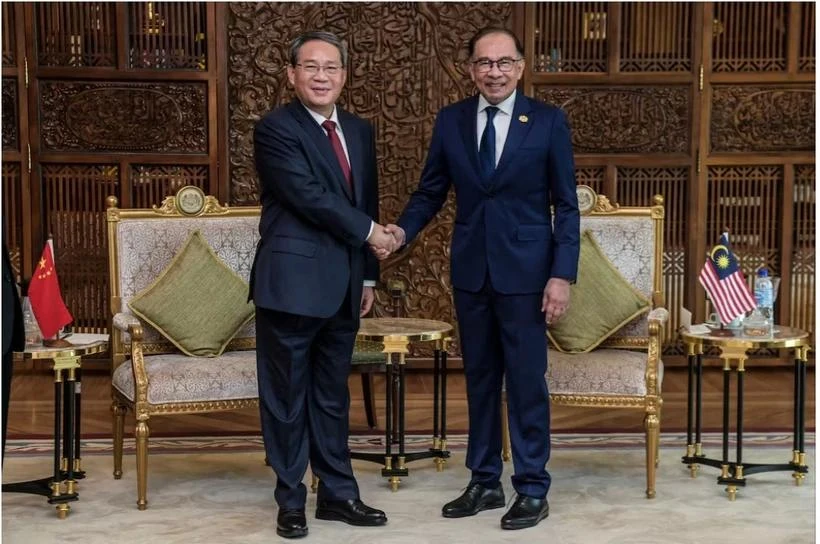 El primer ministro chino Li Qiang y el primer ministro de Malasia, Anwar Ibrahim (Fuente: VNA)