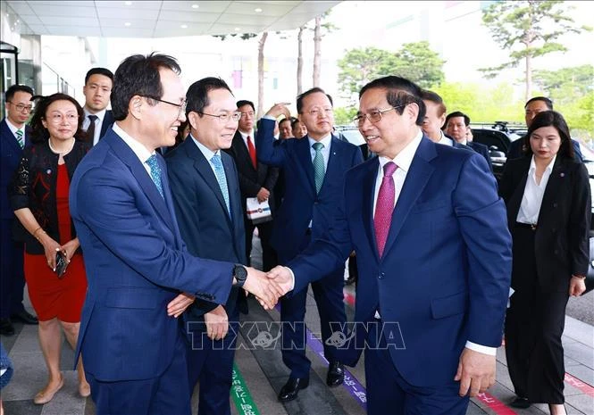 El primer ministro de Vietnam, Pham Minh Chinh, visita el complejo de semiconductores del grupo surcoreano Samsung en la provincia de Gyeonggi. (Fuente: VNA)