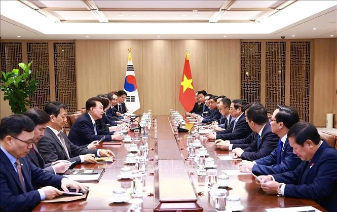 En la reunión entre el primer ministro Pham Minh Chinh y el presidente surcoreano, Yoon Suk Yeol, el 2 de julio.(Fuente: VNA)