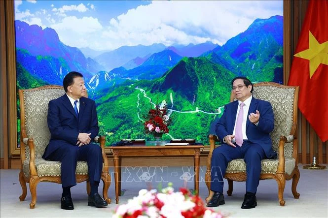 El primer ministro Pham Minh Chinh recibe a Shindo Yoshitaka, ministro de Estado de Política Económica y Fiscal de Japón. (Fuente: VNA)