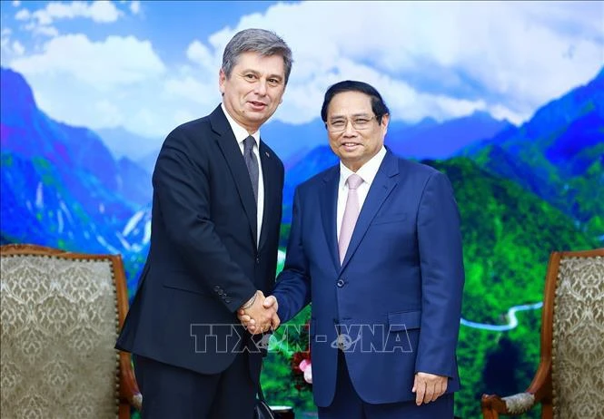 El primer ministro de Vietnam, Pham Minh Chinh, recibe al presidente de la Federación Internacional de Asociaciones de Transitarios (FIATA), Turgut Erkeskin. (Fuente: VNA)