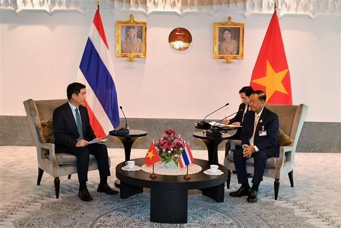 El titular de la Asamblea Nacional de Tailandia y también de la Cámara de Representantes, Wan Muhamad Noor Matha, recibe al embajador vietnamita Pham Viet Hung. (Fuente: VNA)