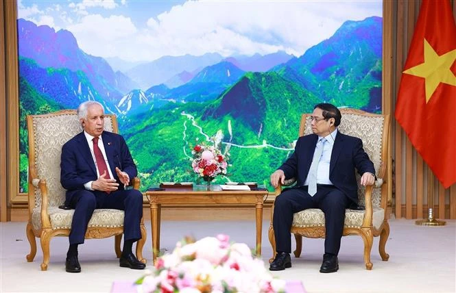 El primer ministro de Vietnam, Pham Minh Chinh, recibe al ministro de Estado para los Asuntos Exteriores de Qatar, Soltan bin Saad Al-Muraikhi. (Fuente: VNA)