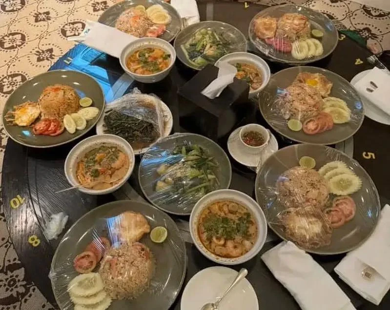 Platos en la habitación del hotel Grand Hyatt Erawan en Bangkok. (Fuente: Vietnamplus)