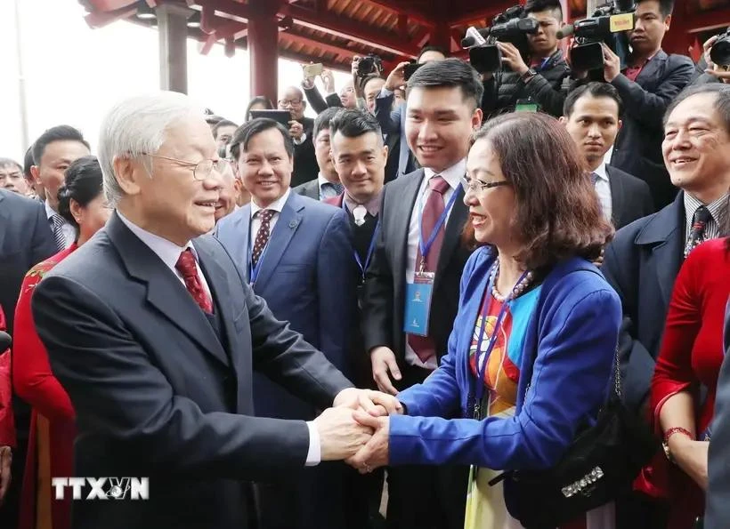 El secretario general del Partido Comunista de Vietnam, Nguyen Phu Trong, y vietnamitas que residen en el extranjero. (Fuente: VNA)