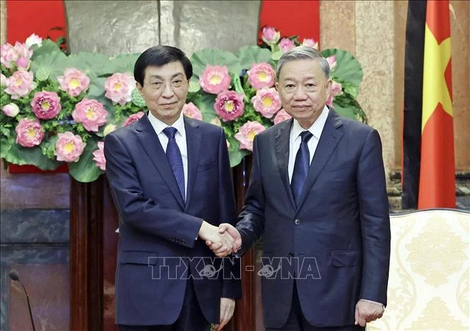 El miembro del Buró Político y presidente de Vietnam, To Lam, recibe al miembro del Comité Permanente del Buró Político del Comité Central del Partido Comunista y presidente del Comité Nacional de la Conferencia Consultiva Política del Pueblo Chino, Wang Huning. (Fuente: VNA)