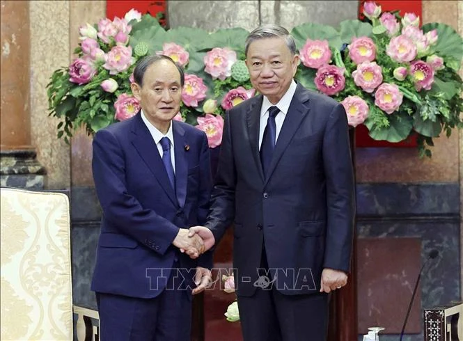 El presidente de Vietnam, To Lam, recibe en Hanoi al enviado especial del Primer Ministro japonés y también expreemier de ese país, Suga Yoshihide. (Fuente: VNA)