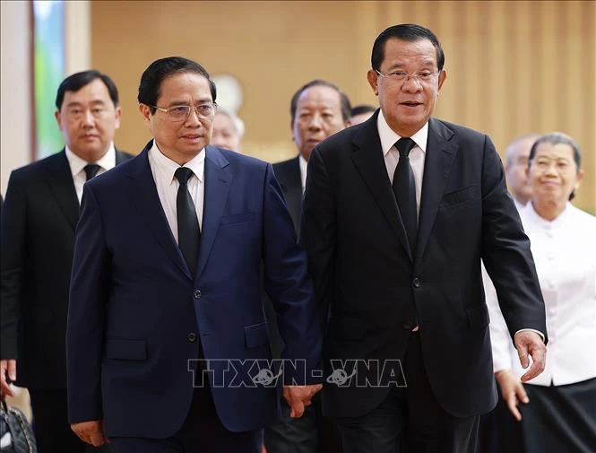 El primer ministro de Vietnam, Pham Minh Chinh, se reúne con el presidente del Partido Popular de Camboya y titular del Senado camboyano, Hun Sen. (Fuente: VNA)