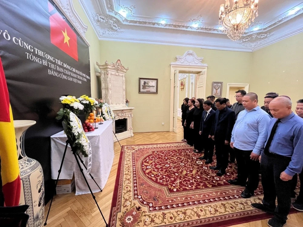 La Embajada vietnamita en Rumania celebra el acto para rendir homenaje al secretario general Nguyen Phu Trong. (Fuente: VNA)