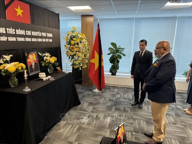 El presidente de la Asamblea General de las Naciones Unidas del 78 periodo de sesiones, Dennis Francis, rinde homenaje al secretario general del Partido Comunista de Vietnam, Nguyen Phu Trong. (Fuente: VNA)