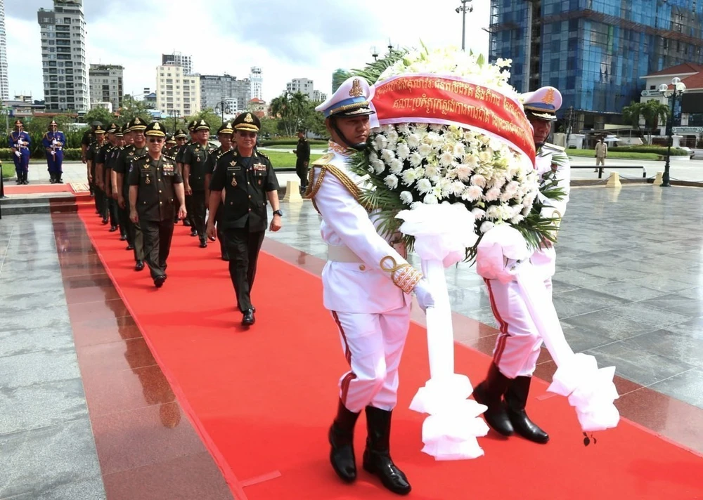 La delegación, encabezada por el secretario de Estado del Ministerio de Defensa de Camboya, general Yun Min, rinde homenaje a los mártires. (Fuente: VNA)