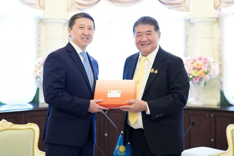 El ministro de Comercio, Phumtham Wechayachai, con el embajador de Kazajistán en Tailandia, Arman Issetov. (Fuente: bangkokpost.com)