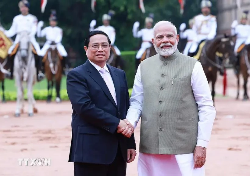 El primer ministro de la India, Narendra Modi, preside la ceremonia de bienvenida a su homólogo vietnamita, Pham Minh Chinh. (Fuente: VNA)