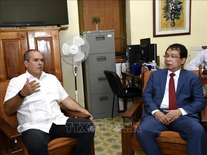 El vicedirector general de la Agencia Vietnamita de Noticias, Nguyen Tuan Hung, se entrevista con el presidente de PL, Luis Enrique González Acosta. (Fuente: VNA)