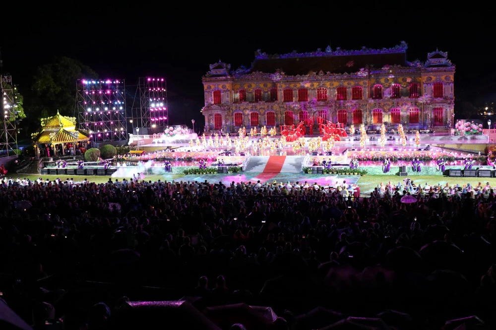 Ceremonia de apertura del Festival ante el Palacio Kien Trung (Fuente: VietnamPlus)