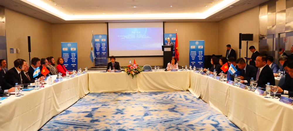 Nguyen Ngoc Tuan, vicesecretario del Comité del Partido Comunista de Hanoi y presidente del Consejo Popular municipal, interviene en la “Conferencia de Promoción de Inversiones, Comercio y Turismo Hanoi - Argentina 2024”. (Fuente: VNA)