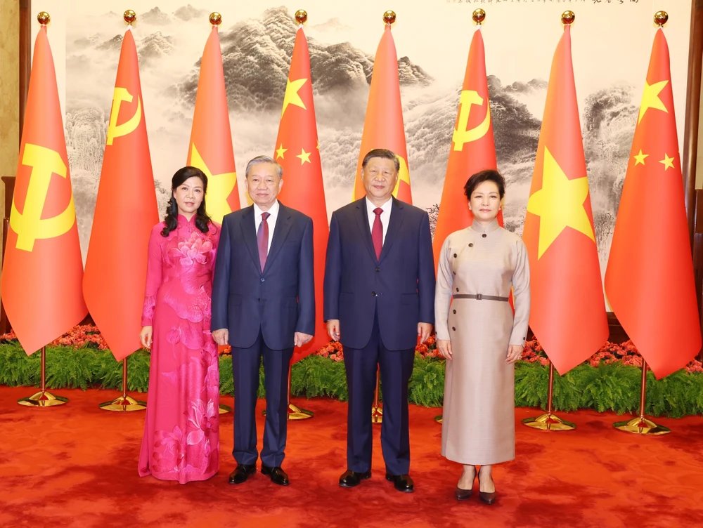 El secretario general del Partido Comunista y presidente de Vietnam, To Lam y su esposa, toman foto con el secretario general del Partido Comunista de China y presidente de este país, Xi Jinping, y su cónyuge. (Fuente: VNA)