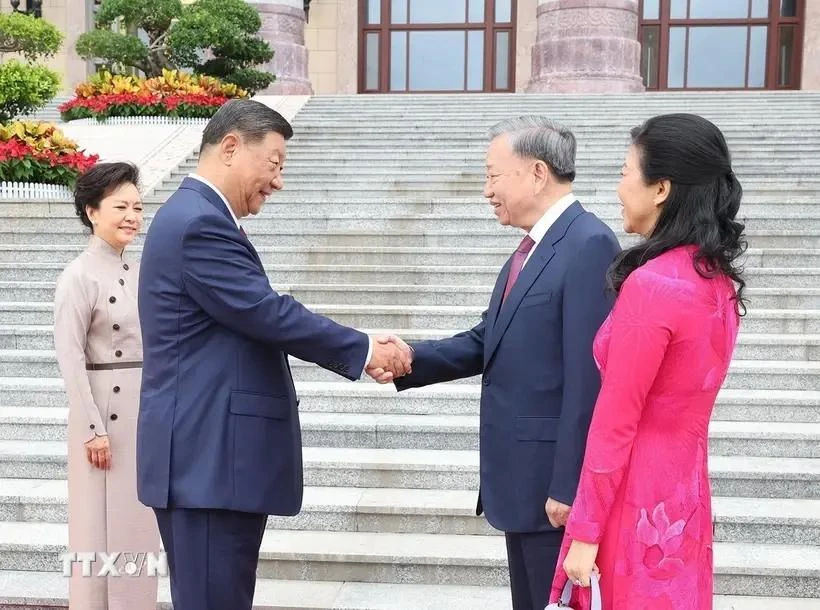 El secretario general del Partido Comunista de China y presidente de China, Xi Jinping, y su esposa reciben al secretario general del Partido Comunista de Vietnam y presidente del país indochino, To Lam, y su cónyuge. (Fuente: VNA)