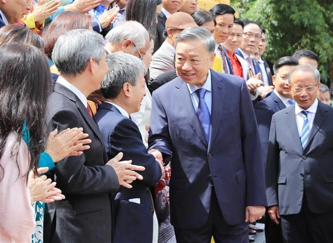 El secretario general del Partido Comunista y presidente de Vietnam, To Lam, y la delegación de la Asociación de Pequeñas y Medianas Empresas de Vietnam. (Fuente: VNA)