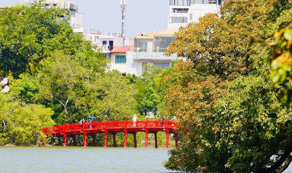 Paisaje del lago Hoan Kiem cada vez que Hanoi entra en los últimos días del otoño (Foto: VNA)