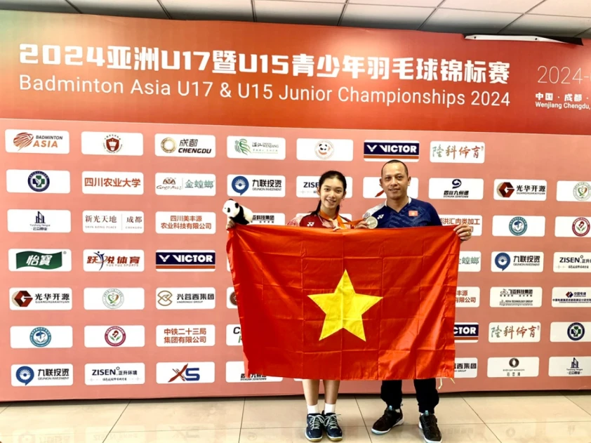 La badmintonista vietnamita Nguyen Thi Thu Huyen gana una medalla de plata en los Campeonatos Asiáticos sub-17 y sub-15. (Fuente: VNA)