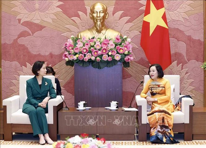 La vicepresidenta de la Asamblea Nacional (AN), Nguyen Thi Thanh, y la ministra de Pequeñas y Medianas Empresas y Start-Ups de Corea del Sur, Oh Young Joo. (Fuente: VNA)